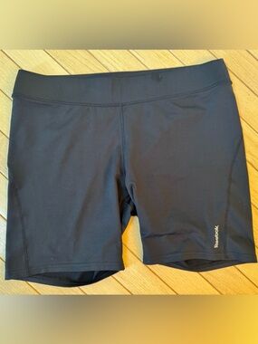 Reebok Playdry Ladies XL Black Lightweight Stretch Bike Shorts 7” leg. EUC